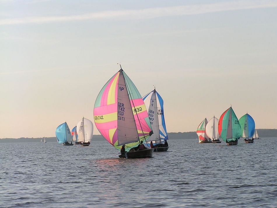 Regatta Neun Boote nehmen an einer Regatta auf dem Steinhuder Meer teil, alle haben das bunte Spinnakersegel gesetzt