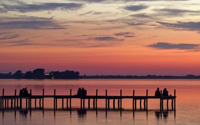 Abendstimmung auf einem Steg Auf einem Steg geniessen mehrere Päarchen den Sonnenuntergang