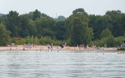 Badeinsel Steinhude Die Badeinsel Steinhude vom Wasser aus gesehen mit vielen Besuchern am Strand und im Wasser