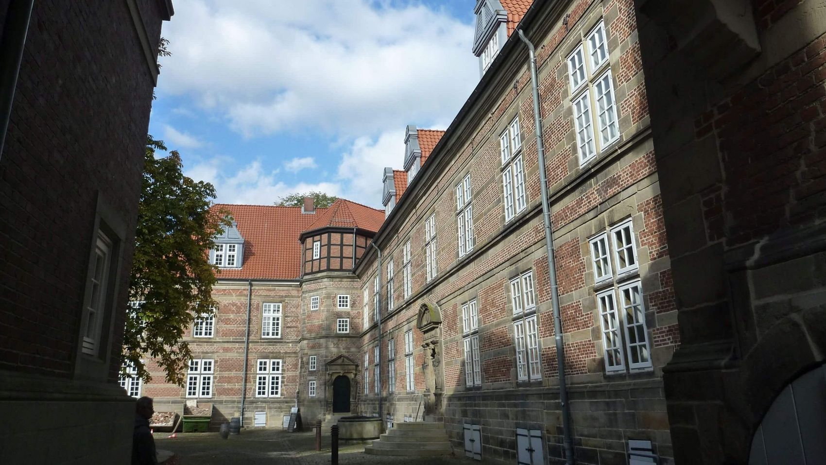 Schloss Landestrost in Neustadt Innenhof Blick durch den Torbogen in den Innenhof des Schloss Landestrost in Neustadt am Rübenberge
