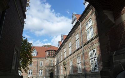 Blick durch den Torbogen in den Innenhof des Schloss Landestrost in Neustadt am Rübenberge