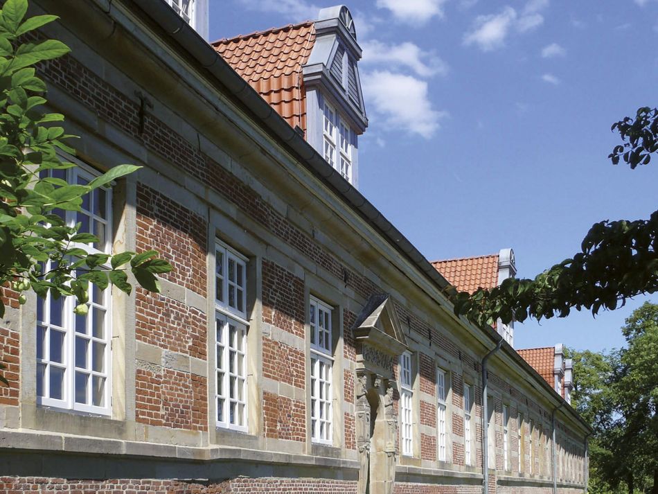 Prickelndes Neustadt Die Rückseite des Schloß Landestrost in Neustadt am Rübenberge an einem sommerlichen Tag
