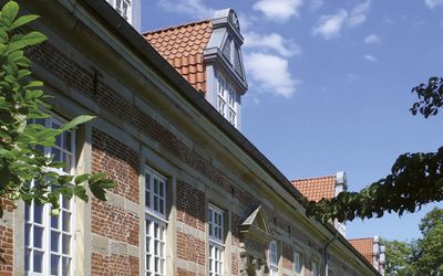 Die Rückseite des Schloß Landestrost in Neustadt am Rübenberge an einem sommerlichen Tag