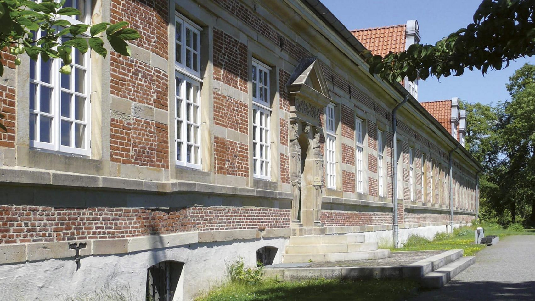 Prickelndes Neustadt Die Rückseite des Schloß Landestrost in Neustadt am Rübenberge an einem sommerlichen Tag