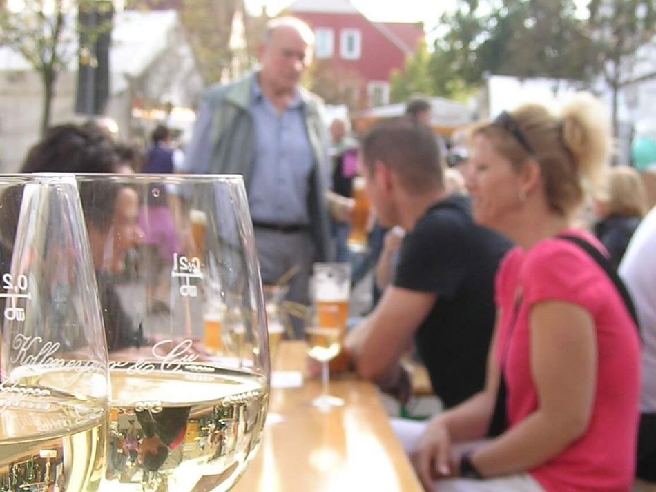 Muscheln und Wein Eine Schale mit köstlichen Miesmuscheln und zwei Gläser Weißwein laden zum Geniessen ein