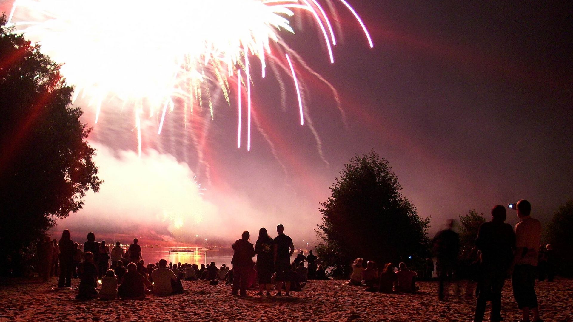 Das Feuerwerk am Badestrand in Mardorf