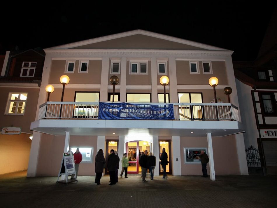 Stadttheater Wunstorf Das Stadttheater in Wunstorf bei Nacht, geöffnet für die herein ströhmenden Besucher