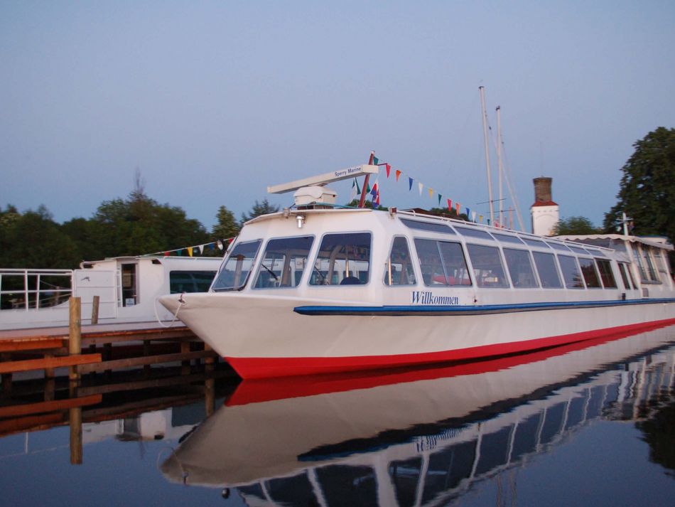 Das Fahrgastschiff Willkommen am Anleger Strandterrassen Das Fahrgastschiff Willkommen am Anleger Strandterrassen